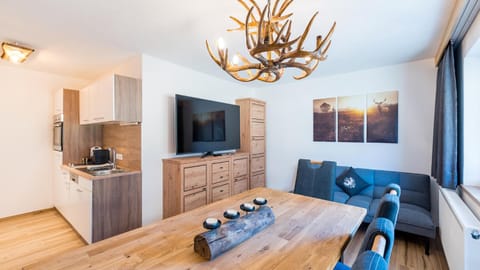 Kitchen or kitchenette, Living room, Seating area, Dining area