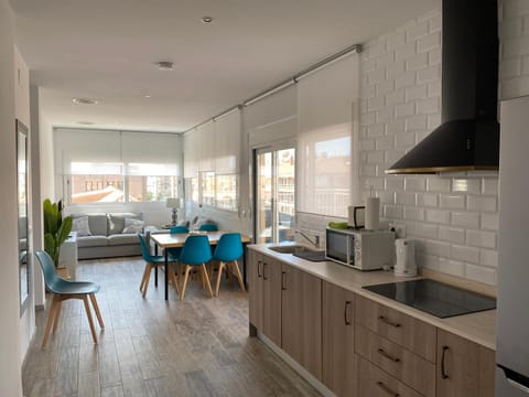 Kitchen or kitchenette, Seating area, Dining area, stove