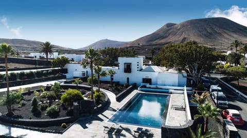 Property building, Natural landscape, Bird's eye view, Garden, Mountain view, Pool view, Swimming pool