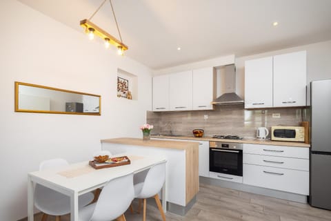 Kitchen or kitchenette, Dining area, oven
