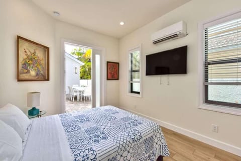 Bed, TV and multimedia, Photo of the whole room, Bedroom, air conditioner