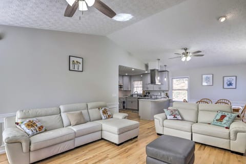 Immaculate Suwanee House with Pool and Game Room! House in Suwanee