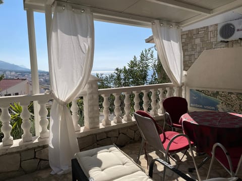 Draga & Lola Apartment in Brela