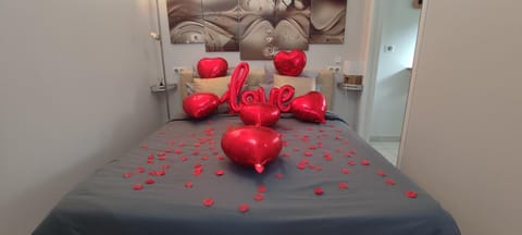 Bed, Photo of the whole room, Decorative detail, Bedroom