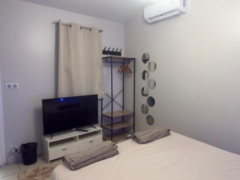 Bed, TV and multimedia, Photo of the whole room, Bedroom, air conditioner