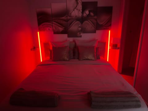 Bed, Photo of the whole room, Decorative detail, Bedroom, towels