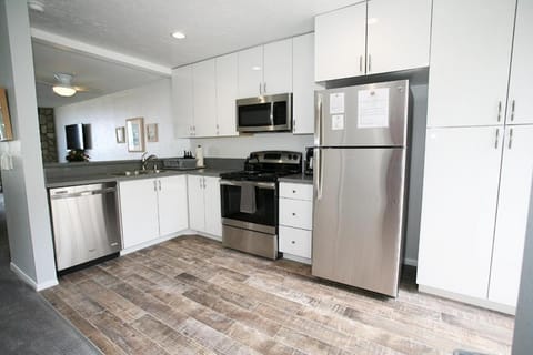 G32 - Harbor Cottage - On-the-Sand House in Oceanside