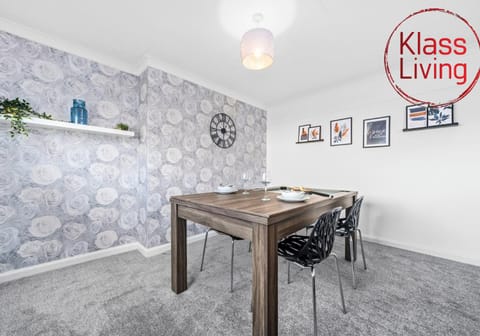 Decorative detail, Seating area, Dining area, Guests, group of guests, Family