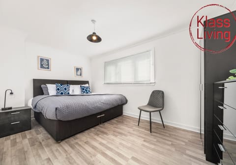 Bed, Decorative detail, Bedroom, Guests, group of guests, cot, Family