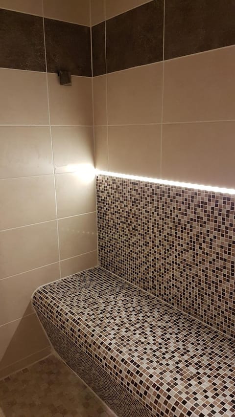 Massage, Sauna, Steam room, Spa and wellness centre/facilities