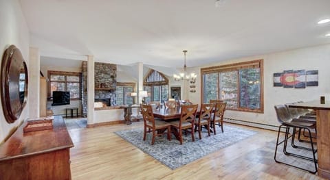 Cozy Mountain 4-Bedroom Retreat in Arrowhead Village townhouse House in Edwards