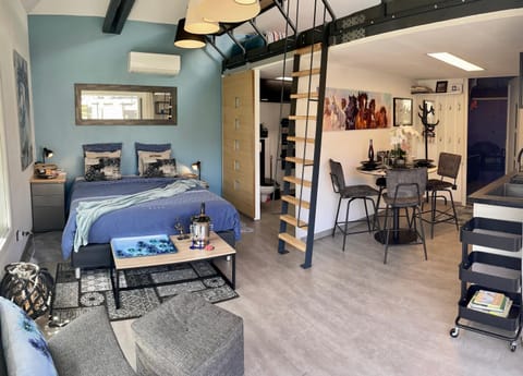 Bed, Living room, Photo of the whole room, Dining area