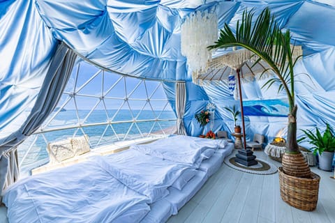 Photo of the whole room, Sea view