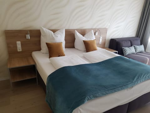 Staff, Bed, Photo of the whole room, Bedroom