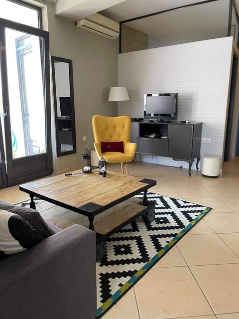 TV and multimedia, Living room, Seating area, Dining area