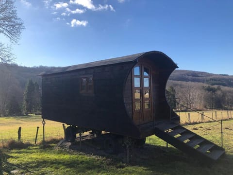Les roulottes de cirque Les Settons Luxury tent in Bourgogne-Franche-Comté