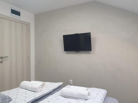 Bed, TV and multimedia, Bedroom