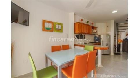 Communal lounge/ TV room, Seating area, Dining area, pet friendly, stove