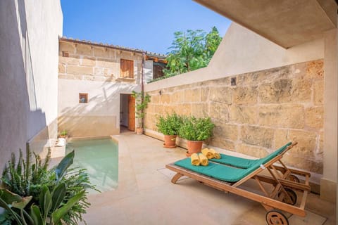 Patio, Swimming pool, sunbed