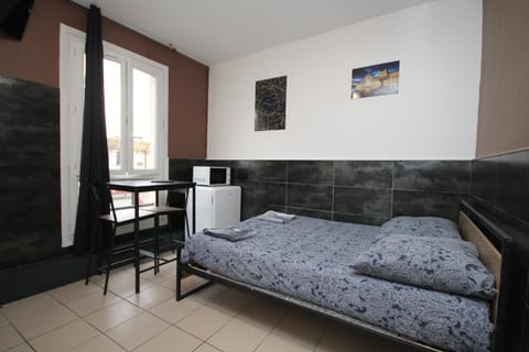 07 - Chambre proche Paris et Transports avec TV WIFI Bed and Breakfast in Saint-Denis, France