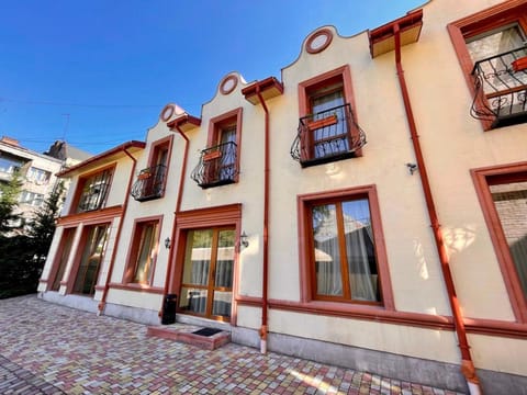 Property building, Day