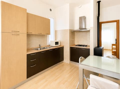 Kitchen or kitchenette, Dining area, stove