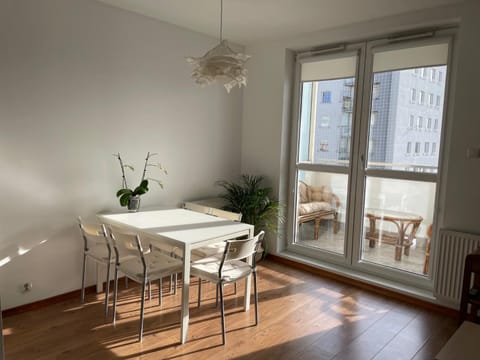 View (from property/room), Balcony/Terrace, Dining area, City view