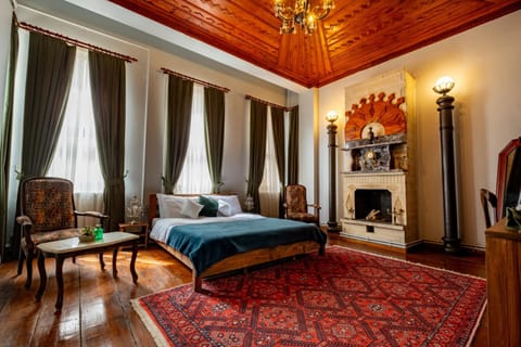 Bed, TV and multimedia, Photo of the whole room, Seating area, Bedroom, flat iron