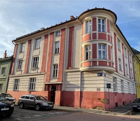 Property building, Day, Neighbourhood, Street view, Location, Parking