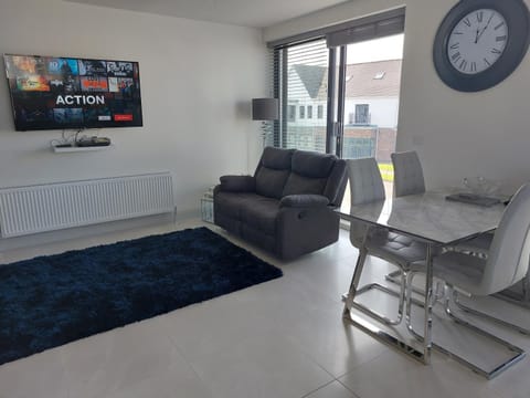 TV and multimedia, Living room, Seating area, Dining area