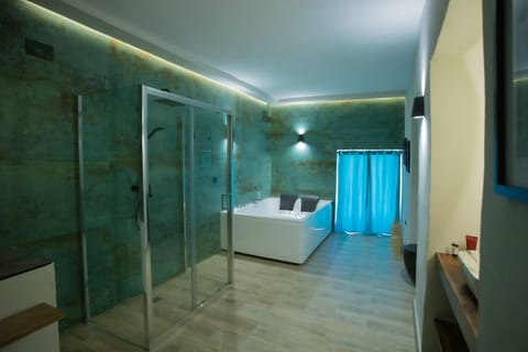 Shower, Hot Tub, Bathroom