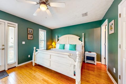 Smiles N Waves House in Lower Grand Lagoon