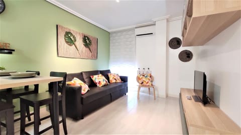 Communal lounge/ TV room, TV and multimedia, Living room, Seating area, Dining area, air conditioner