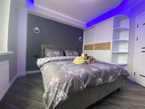 Bed, Bedroom, towels, air conditioner