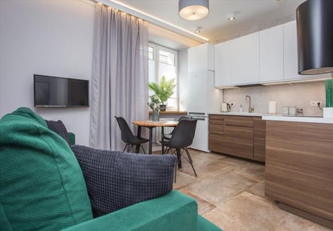 TV and multimedia, Kitchen or kitchenette, Living room, Seating area, Dining area