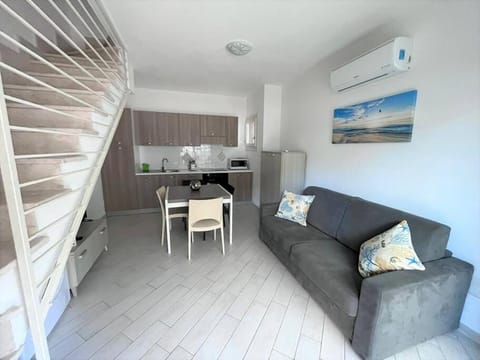 Kitchen or kitchenette, Seating area