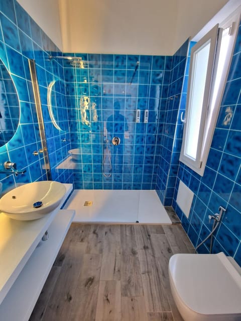 Shower, Toilet, Bathroom, Bath