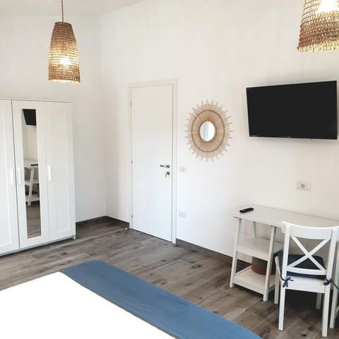 Bed, TV and multimedia, Photo of the whole room, Bedroom, wardrobe