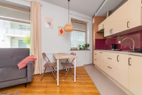 Kitchen or kitchenette, Living room, Seating area, Dining area, stove