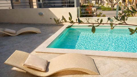 Day, Pool view, Swimming pool, sunbed