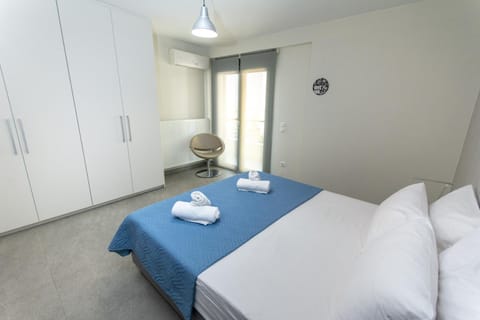 Bed, Bedroom, towels, wardrobe