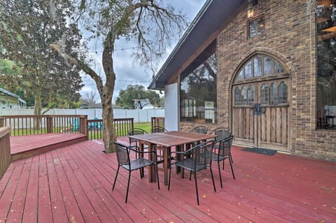 Grand Valrico Home with Deck, Fire Pit and Yard! House in Brandon
