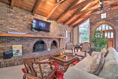 Grand Valrico Home with Deck, Fire Pit and Yard! House in Brandon