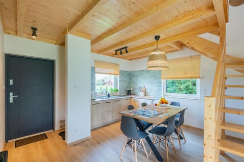 Kitchen or kitchenette, Living room, Food and drinks, Seating area, Dining area, Food