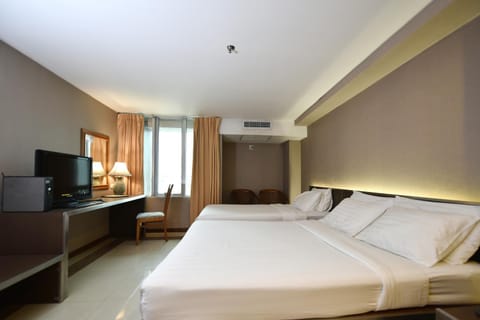 Bed, TV and multimedia, Photo of the whole room, Seating area, Bedroom
