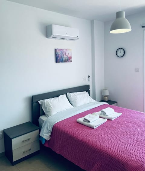 Bed, Photo of the whole room, Bedroom, towels, air conditioner
