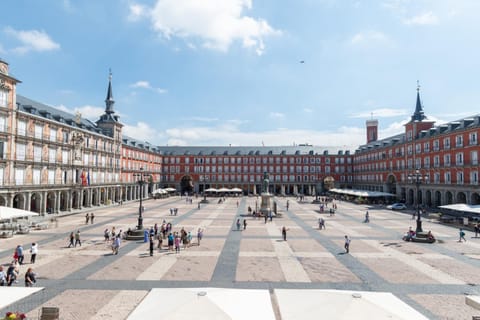 Property building, Nearby landmark, Neighbourhood, City view, Street view