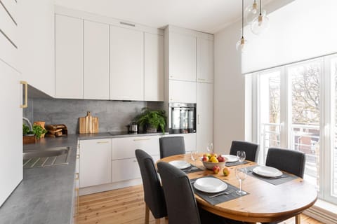 Kitchen or kitchenette, Dining area, stove
