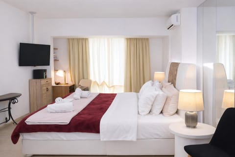 Bed, TV and multimedia, Photo of the whole room, Bedroom, towels, air conditioner