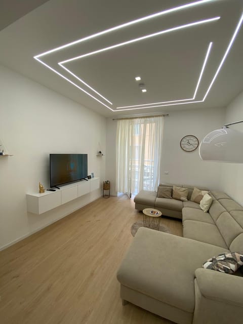 Communal lounge/ TV room, TV and multimedia, Balcony/Terrace, Balcony/Terrace, Living room, Seating area, Evening entertainment